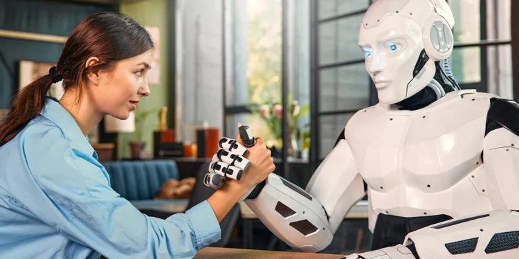 Mulher disputando queda de braço com um robô em um restaurante, simbolizando a presença da Inteligência Artificial no setor de food service.