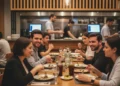 Fotografia de restaurante brasileiro moderno com clientes, equipe e tecnologia integrada, evidenciando sucesso e humanização